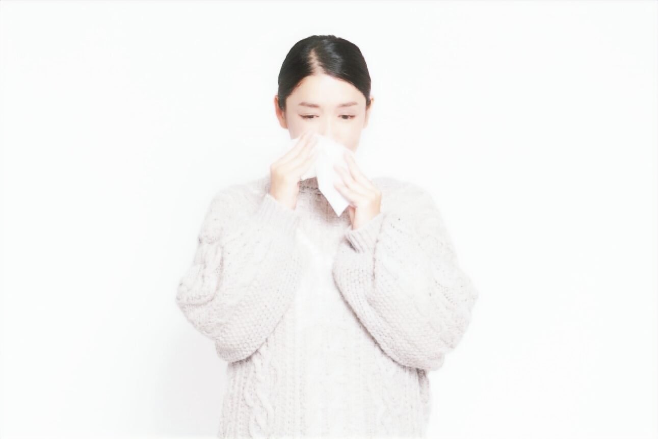 花粉症に悩む女性