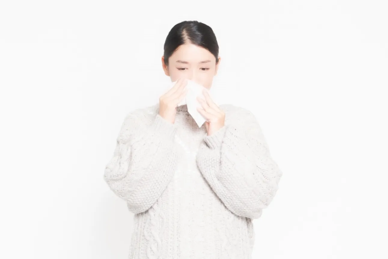 花粉症に悩む女性